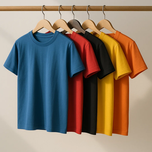 Poleras de colores colgadas en percha Kailen